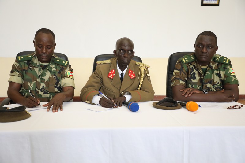Les conférenciers, de gauche à droite: Maj NGENDAKUMANA Marcien, Col Bigirmana Léon et Lt-Col Kwaburi Willy